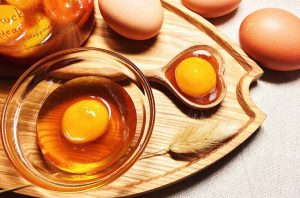 Hướng dẫn chi tiết cách cho gà chọi ăn lòng đỏ trứng hiệu quả